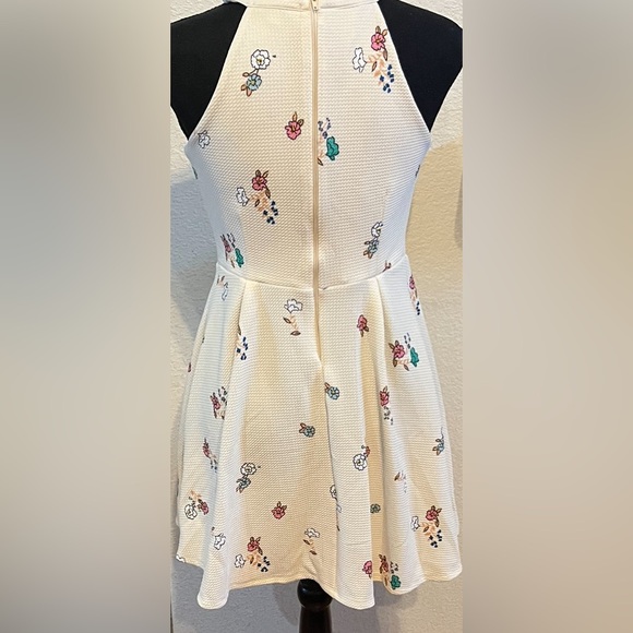 Chic cream with small flower prints dress Large - Picture 5 of 7